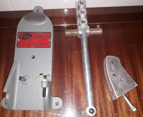 Buenas compañeros ha caído en mis manos un útil creo que para revolveré de avancarga que no tengo ni idea 00