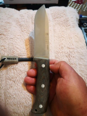 Se vende joker nomád acero n-695 micarta canvas y poner rojos incluye ferrocerio a juego su estado es 01