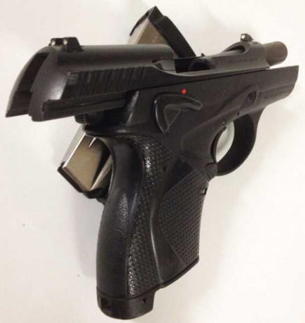 Se vende beretta 9000S, poco uso, calibre 9mm parabellum, el arma viene con tres cargadores, está en Zaragoza 02
