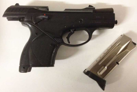 Se vende beretta 9000S, poco uso, calibre 9mm parabellum, el arma viene con tres cargadores, está en Zaragoza 01