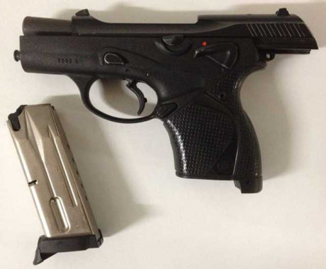 Se vende beretta 9000S, poco uso, calibre 9mm parabellum, el arma viene con tres cargadores, está en Zaragoza 00