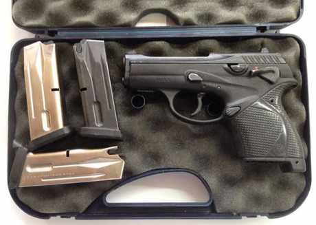 Se vende beretta 9000S, poco uso, calibre 9mm parabellum, el arma viene con tres cargadores, está en Zaragoza 10