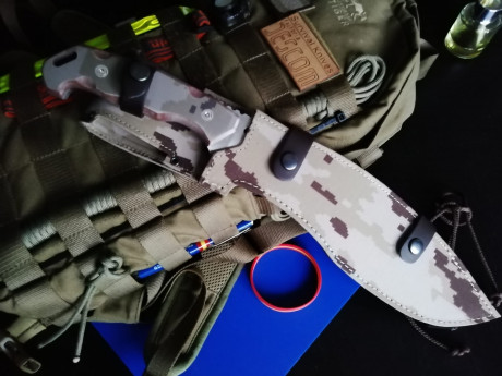 Vendo cuchillo NVMANTIA de Facroria Descom con funda de cordura color pixel camo,con caja.
ANTES 115€,{AHORA 01