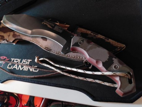 Vendo cuchillo NVMANTIA de Facroria Descom con funda de cordura color pixel camo,con caja.
ANTES 115€,{AHORA 00