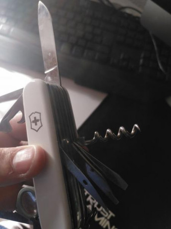 :band: Vendo Victorinox (creo que es la SWISSCHAMP,no estoy seguro),con cachas blancas.
35€
Envio incluido 02