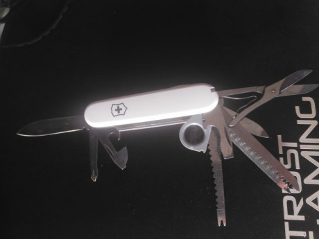 :band: Vendo Victorinox (creo que es la SWISSCHAMP,no estoy seguro),con cachas blancas.
35€
Envio incluido 01