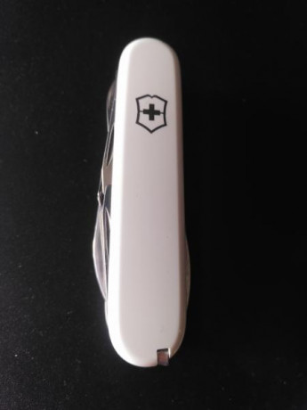 :band: Vendo Victorinox (creo que es la SWISSCHAMP,no estoy seguro),con cachas blancas.
35€
Envio incluido 00