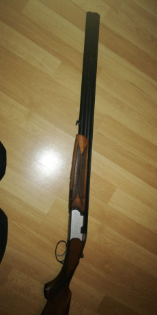 Un compañero tiene una superpuesta beretta expulsora, con selector, tendra unos 40 años y lleva grabado: 01