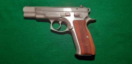 Vendo pistola CZ 75 B de acero inoxidable, guiada en F . Se trata de una edición limitada y su estado 00
