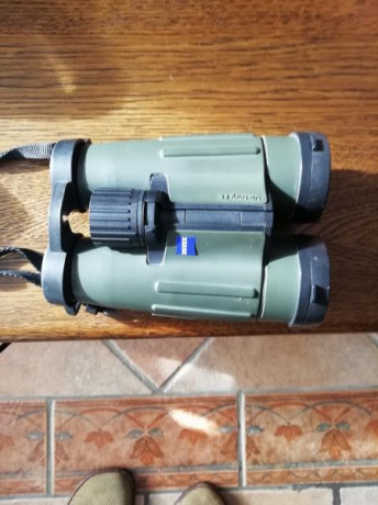 Vendo prismáticos zeiss fl, 8x42.
Tengo dos, los verdes de la foto (con lotutec)
Y otros en negro, los 00