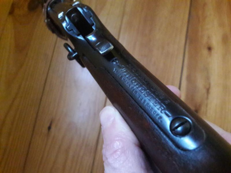 Ha sido convertido en Inglaterra en 45acp., muy curioso.
Debido al cartucho mas corto la alimentación 01