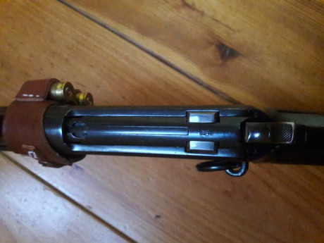 Ha sido convertido en Inglaterra en 45acp., muy curioso.
Debido al cartucho mas corto la alimentación 01