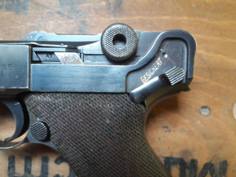 P08 luger de la Policía 1942 en libro de col. 

Preciosa luger de la Policía con la aguila L.
y seguro 02