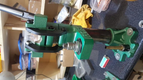 Saludos me veo en el problema que dejè atràs ,tengo un oufitter 243 y un thompson center del mismo calibre,monotiro 61