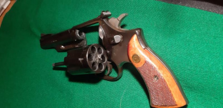 Vendo revolver ASTRA de 38 mm, en muy buen uso, con los desgastes propios de su tiempo. 90 €. 01