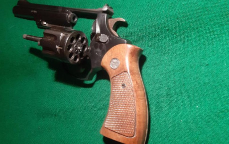 Vendo revolver ASTRA calibre 22  de 8 disparos muy bien conservado. 300 €. 00