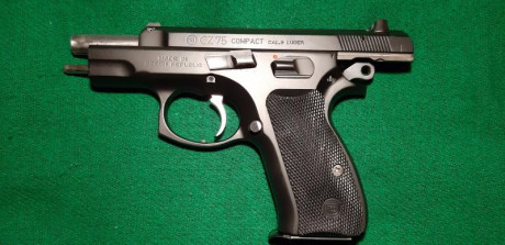 Vendo pistola CZ 75 COMPACT de 9mm guiada en F por 400 €. Perfecto estado como se ve en la foto. 32
