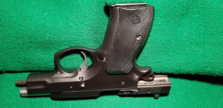 Vendo pistola CZ 75 COMPACT de 9mm guiada en F por 400 €. Perfecto estado como se ve en la foto. 31