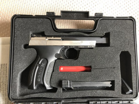 Pistola en perfecto estado. 
Se entrega en su estuche original con cargador y accesorios.
350 euros 00