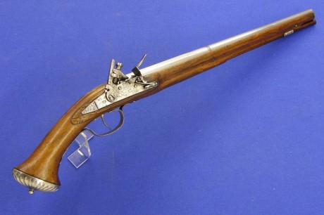 Voy a colocar unas fotos de un arma larga alemana de llave de mecha del siglo XVI. 70