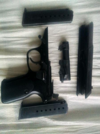Vendo pistola WALTHER P5 de 9 PB en buen estado, muy pocos disparos, amparada por guía tipo A (ET) 02