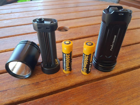 Hola, vendo linterna fenix tk35 ue. De hasta 3200 lúmenes, 5 tonos de intensidad y estrobo. Con 2 baterias 00