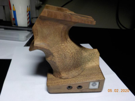 HOLA VENDO CACHA PARA ZURDOS PISTOLA STEYR O SIMILAR  PRECIO 95E 01