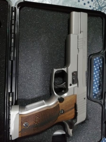 Buenas compañeros, vendo esta joya, es una Sig Sauer P226 de 6", del calibre 9 mm. 

 La pistola 01