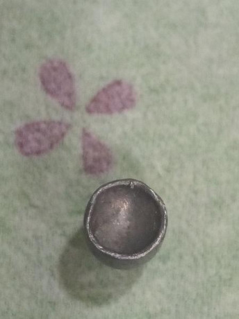Hola, hoy paseando por el río, buscando sitios para pescar, he visto unos cartones a modo de dianas, me 02