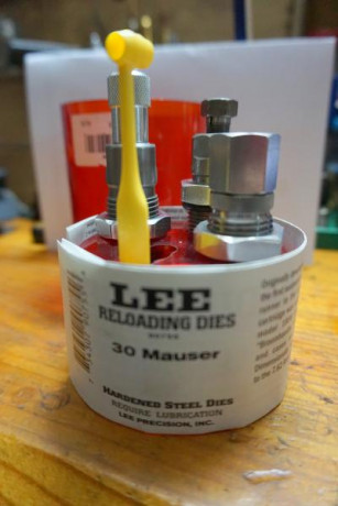 Vendo dies lee 30 mauser , no tiene Shell Holder ni aguja de desempistar , lo dejo en 20 € 01