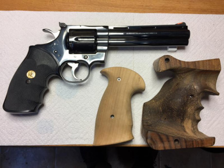 Revolver con cañón de 6" en perfecto estado
Marca: Colt
Modelo: Python
Calibre: 357 magnum, válido 02