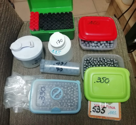 Por "jubilación" del tiro ofrezco munición de varios calibres, bala esférica de plomo.
Cal.330, 00