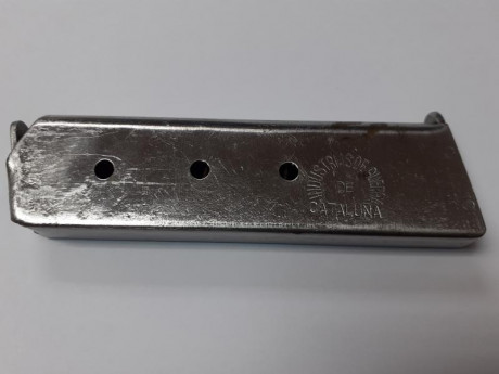Se vende cargador con troquel INDUSTRIAS GUERRA CATALUÑA en el lateral. En la parte inferior trae COLT 01