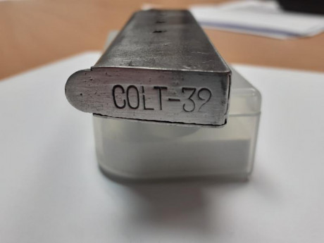 Se vende cargador con troquel INDUSTRIAS GUERRA CATALUÑA en el lateral. En la parte inferior trae COLT 00