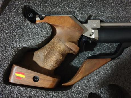 Hola a todos. 
Vendo walther LPM1. Me la vendió un compañero del foro hace unos dos años.  Esta en perfecto 01