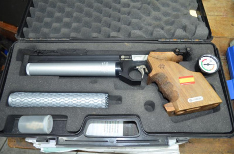 pistola de aire comprimido con dos botellas y manometro para ver la carga con las cachas morini calibre 02