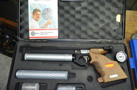 pistola de aire comprimido con dos botellas y manometro para ver la carga con las cachas morini calibre 01