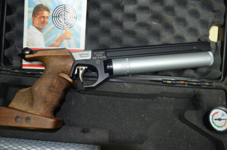 pistola de aire comprimido con dos botellas y manometro para ver la carga con las cachas morini calibre 00