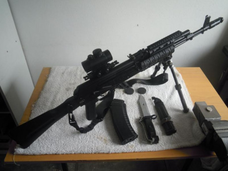 Vendo Kalashnikov AK 103 Yunker 3 CO2 cal. 4,5 BB´s.
Arma de fuego real, semiautomática, completamente 40