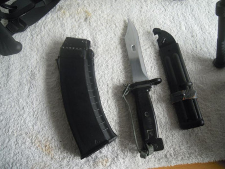 Vendo Kalashnikov AK 103 Yunker 3 CO2 cal. 4,5 BB´s.
Arma de fuego real, semiautomática, completamente 52