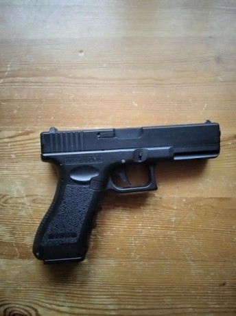 Vendo réplica eléctrica de pistola Glock 18 de airsoft, marca CYMA modelo CM.030

Incluyo cargador extra 11