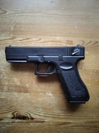 Vendo réplica eléctrica de pistola Glock 18 de airsoft, marca CYMA modelo CM.030

Incluyo cargador extra 10
