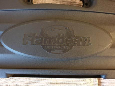 Muy buenas

Vendo este estuche rígido de la marca Flambeau en muy buen estado. Medidas internas: 132x21 02