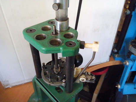 Vendo accesorio para hacer progresiva una prensa RCBS Rock Chuker 
Esta usado y habría que cambiar alguna 00