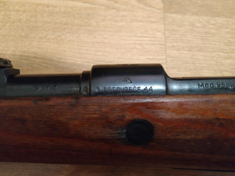 Buenas! Vendo un preduzece 44 modelo 98.
Tiene 3 pequeñas aguilas en el cañon y en el cerrojo, por lo 02