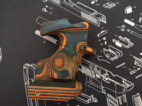 Hola mi compañero de tiro me pide que ponga la venta la siguiente arma .
Pistola Walther SSP cal 22 lr,como 00
