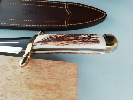 Vendo cuchillo de remate Muela Podenquero enterizo con empuñadura en Asta y latón, comprado hace un par 10