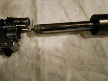  Mi  Zoraki está perdiendo aire por donde se ven la burbuja pero me es imposible desenroscar el pistón 00