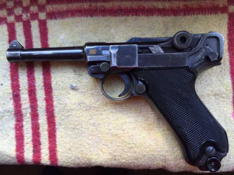 Buenas. 
Pongo a la venta esta Luger P08 bfy 42 fabricada por Mauser, conocida como Black Widow. 
Comprada 22