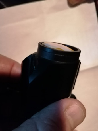 Un compañero ha comprado este punto rojo, por internet a una armeria, y le ha llegado con la lente delantera 00